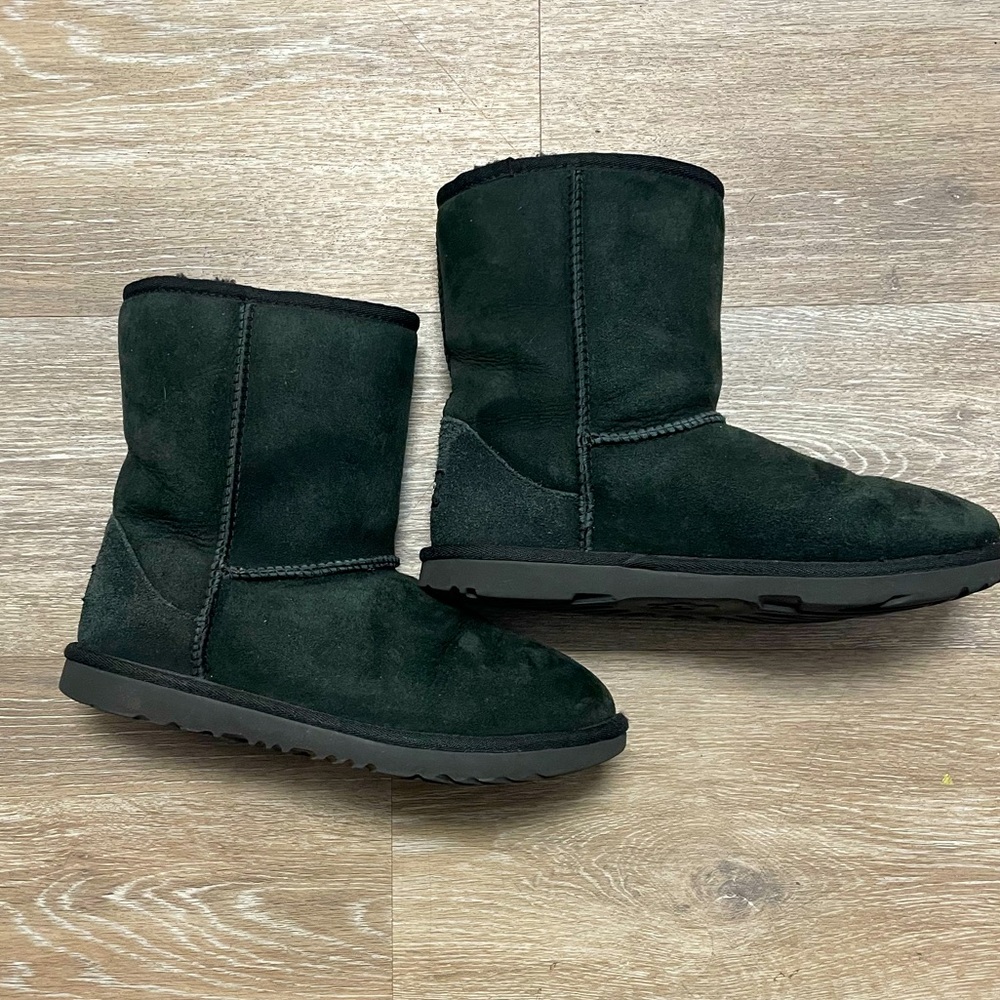 Ugg Classic II Short Black kids size 6 womens 8